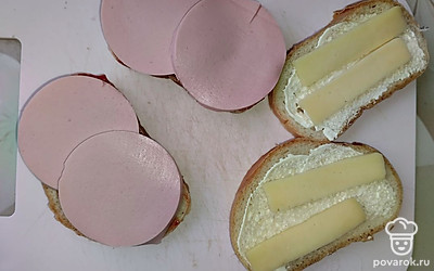 Собираем бутерброды и отправляем в сэндвичницу или гриль. Готовим минут 5.