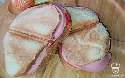 Хрустящие сэндвичи подаем на завтрак с любимым напитком. Приятного аппетита! 