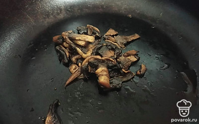Грибы обжарьте на подсолнечном масле 5 минут, затем залейте 100 миллилитров воды и протушите 10 минут.