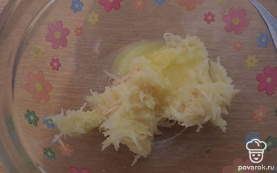 Картофель натрите на мелкой терке, отожмите влагу. Добавьте яйцо и перемешайте, посолите по вкусу.