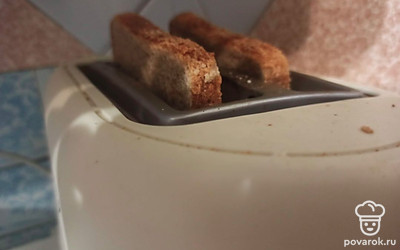 Хлеб подсушите в тостере в течение двух минут.