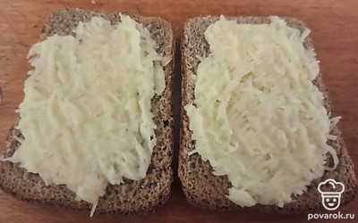 Намажьте картофельное пюре на тосты.