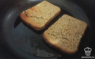 Выложите тосты с картофельным пюре в расколенное подсолнечное масло и обжарьте в течение трех минут.