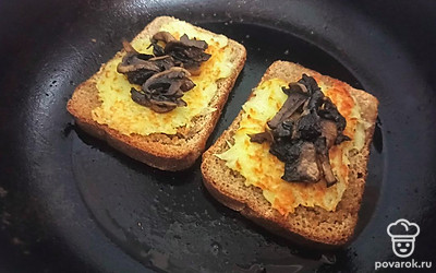 Разложите жареные шампиньоны на тосты и подавайте к столу.