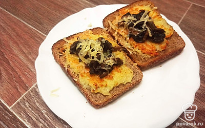 Перед подачей посыпьте блюдо тертым сыром.