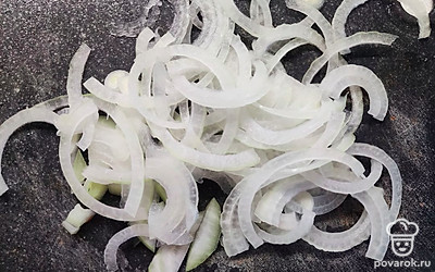 Лук почистить и нарезать тонкими полукольцами.