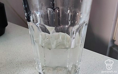 Развести маринад: в стакан налить 100 миллилитров воды комнатной температуры, уксус, соль и сахар. Все перемешать до растворения.