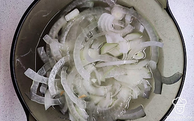 В глубокую миску поместить лук и залить маринадом. Оставить мариноваться лук при комнатной температуре не менее чем на 1 час. Чем дольше будет мариноваться лук, тем он будет вкуснее.