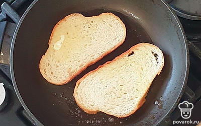 Хлеб поджарьте с двух сторон до золотистого цвета с небольшим количеством сливочного масла.