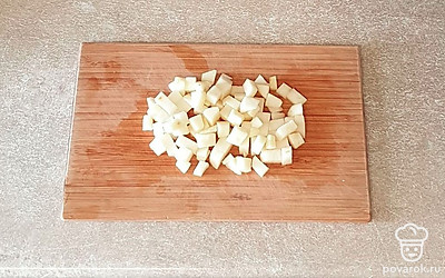 Яблоко оччистите от кожуры, выньте семечки и нарежьте мелким кубиком.