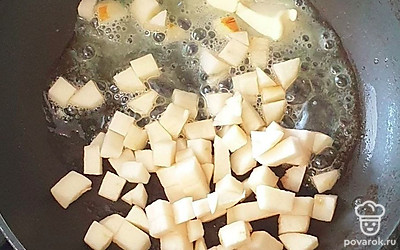 В сковороду выложите сливочное масло и всыпьте к нему нарезанное яблоко. Тушите 2-3 минуты.