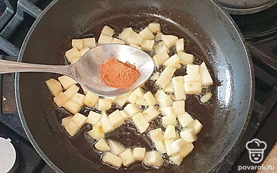 К яблокам всыпьте корицу, перемешайте.