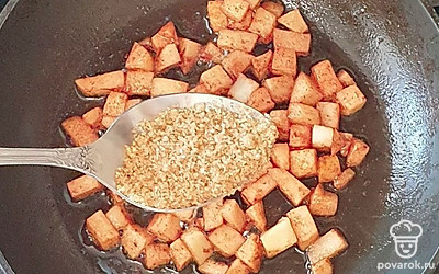 Добавьте тростниковый сахар и тушите на небольшом огне до мягкости яблока, периодически помешивая.