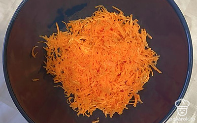 Натереть морковь на мелкой терке.