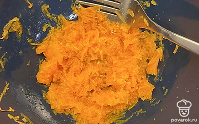 Добавить немного воды и поставить в микроволновую печь на 4 минуты.