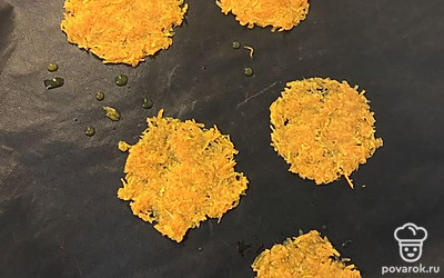 Противень выстелить бумагой. Тонким слоем выложить морковь, предварительно отжав ее. Запекать в духовке при 180 градусах примерно 3-4 минуты.