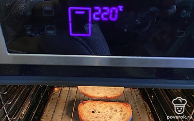 В разогретую духовку на режиме «Гриль» положите хлеб на 4 минуты. Можно воспользоваться тостером или поджарить хлеб на сухой сковороде.