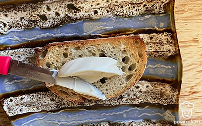 Поджаренный хрустящий хлеб намажьте творожным сыром. 