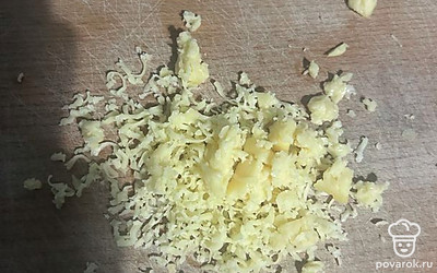 На терке натереть сыр.
