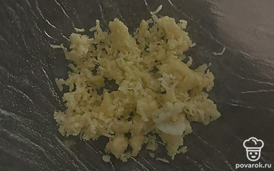 Чеснок натереть и добавить к сыру.