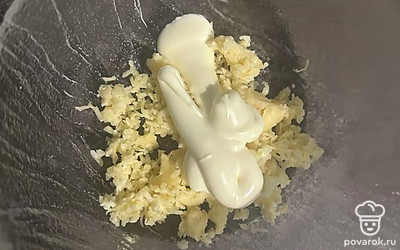 Приправить майонезом.