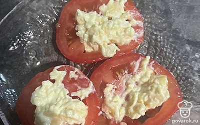 На помидор сверху положить смесь из чеснока, сыра и майонеза.