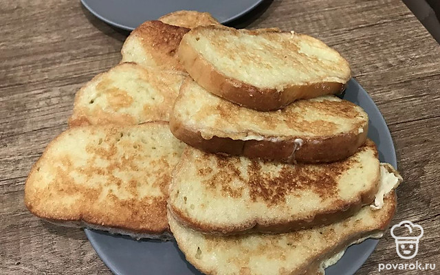 Яичные гренки из батона со сметаной — Рецепт с фото