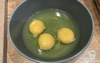 В миске разбейте три яйца, добавьте соль.