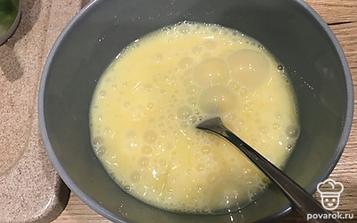 Хорошо перемешайте смесь вилочкой.