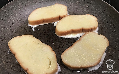 Раскалите сковороду. Добавьте масло растительное. Батон нарежьте или возьмите уже нарезной. Хлеб с двух сторон макните в яйцо и выкладывайте на сковороду. Обжаривайте с двух сторон до золотистого цвета.