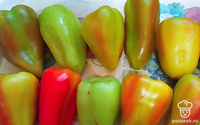 Убрать хвостики и сердцевину.