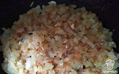 Нарезать лук, обжарить до золотистого цвета, морковь натереть на крупной терке и обжарить.