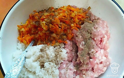 В миску выложить мясной фарш, лук, морковь, слегка отваренный рис. Посолить по вкусу, добавить черный перец, перемешать.