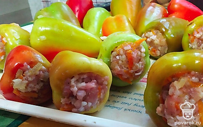 Начинить перцы, выложить в кастрюлю и залить протертыми помидорами или томатной пастой. Тушить после закипания 
40 минут (зависит от типа фарша).
