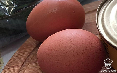 Яйца отвариваем вкрутую. Готовим хлеб или батон. У меня получилось 8 брускетт.