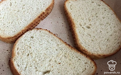 Подсушиваем кусочки хлеба на сухой горячей сковороде.