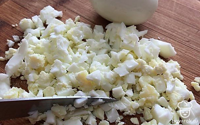 Яйца чистим, нарезаем и измельчаем ножом.
