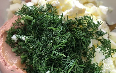 Смешиваем в миске печень трески, яйца и укроп.