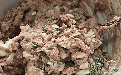 Получается такой паштет с просветами яичного белка.