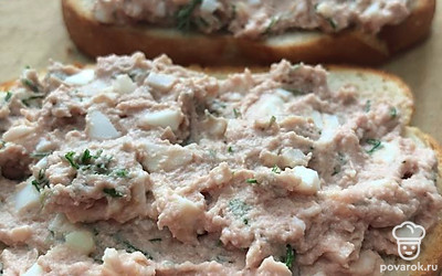 Наносим массу на кусочки поджаренного хлеба и выкладываем на блюдо.