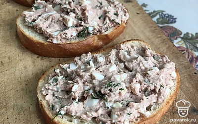 Я подаю брускетты обычно на старинной кухонной доске.