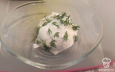 В соуснике смешиваем творожный сыр, сметану и измельченный укроп.