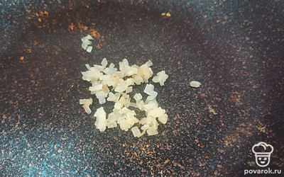 Репчатый лук нарезаем кубиками и обжариваем на растительном масле. 