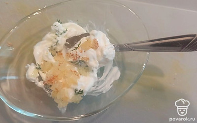 Лук добавляем к соусу, все перемешиваем. 