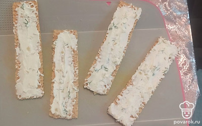 Выкладываем соус на хлебцы.