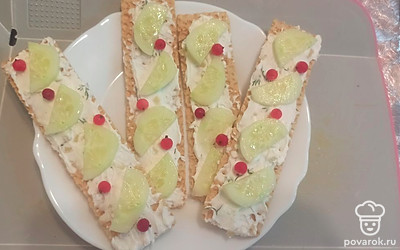 Украшаем хлебцы ягодами красной смородины. 