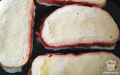 На разогретую сковороду налить масло и выложить хлеб. Сверху присыпать сахаром (примерно по 1 чайной ложке на каждый кусочек). 