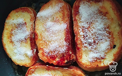 Когда нижняя сторона зарумянится, перевернуть и снова присыпать сахаром. Подождать, когда низ зарумянится, и еще раз перевернуть на минутку, чтобы сахар поджарился. 