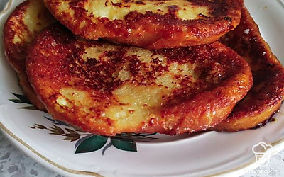 Сладкие гренки готовы. Подать можно с чаем, кофе или молоком. Теплые и холодные, они хороши в любом виде! 