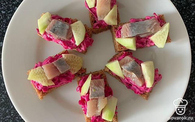 Бутерброды со свеклой и селедкой — Рецепт с фото